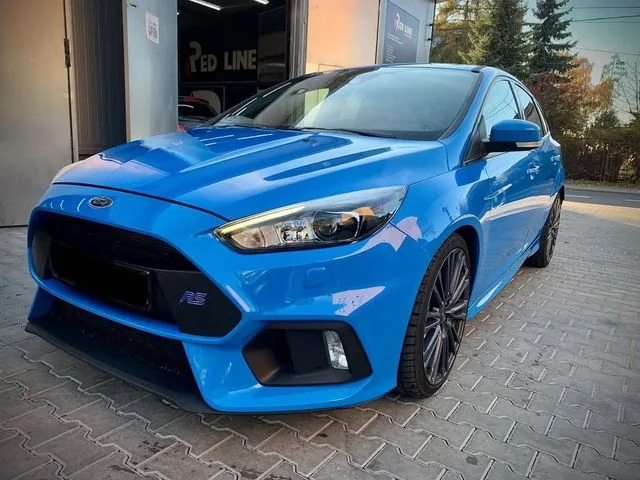 Niebieski Ford Focus RS przed studiem RED LINE