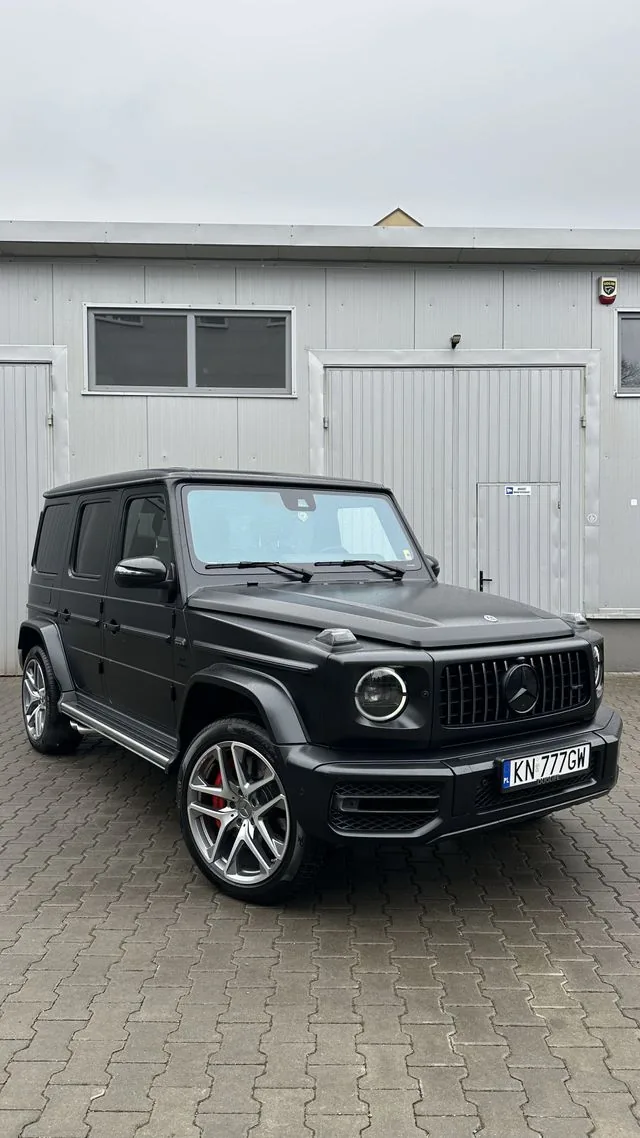 Matowy czarny Mercedes-Benz klasy G przed studiem RED LINE