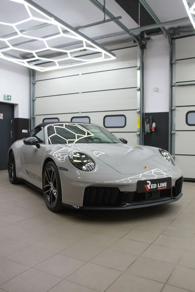 Szare Porsche 911 w studiu RED LINE pod heksagonalnym oświetleniem